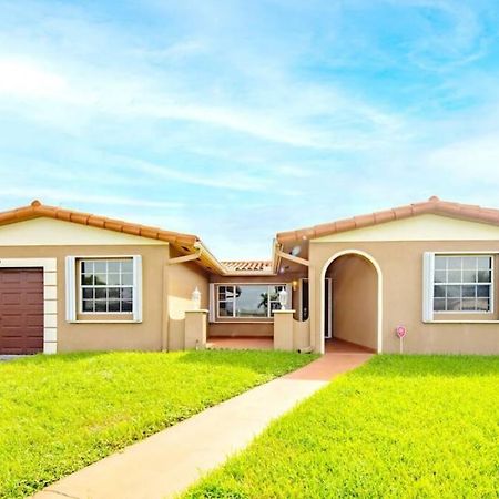 Stunning Lake-Front Villa With Pool & Spa Pembroke Pines Exterior photo