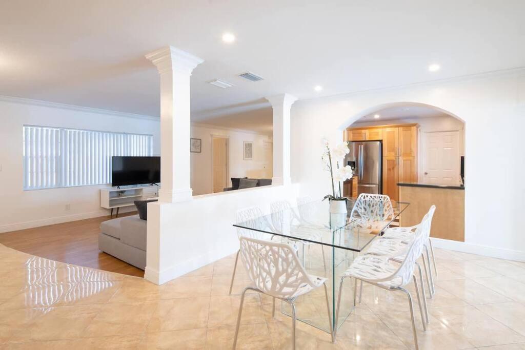 Stunning Lake-Front Villa With Pool & Spa Pembroke Pines Exterior photo