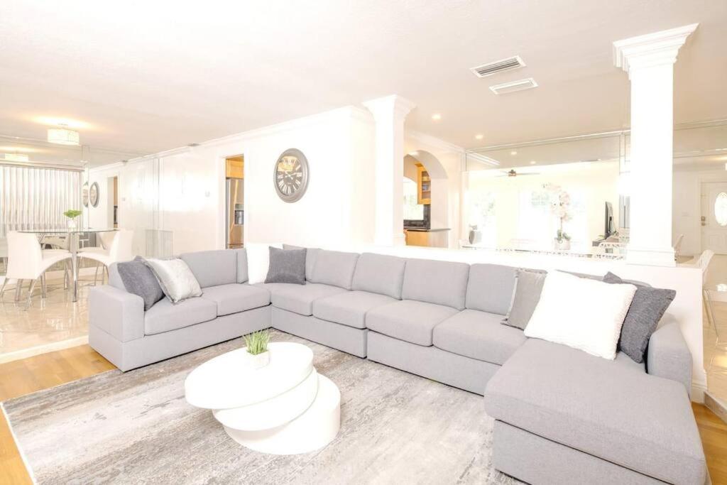 Stunning Lake-Front Villa With Pool & Spa Pembroke Pines Exterior photo