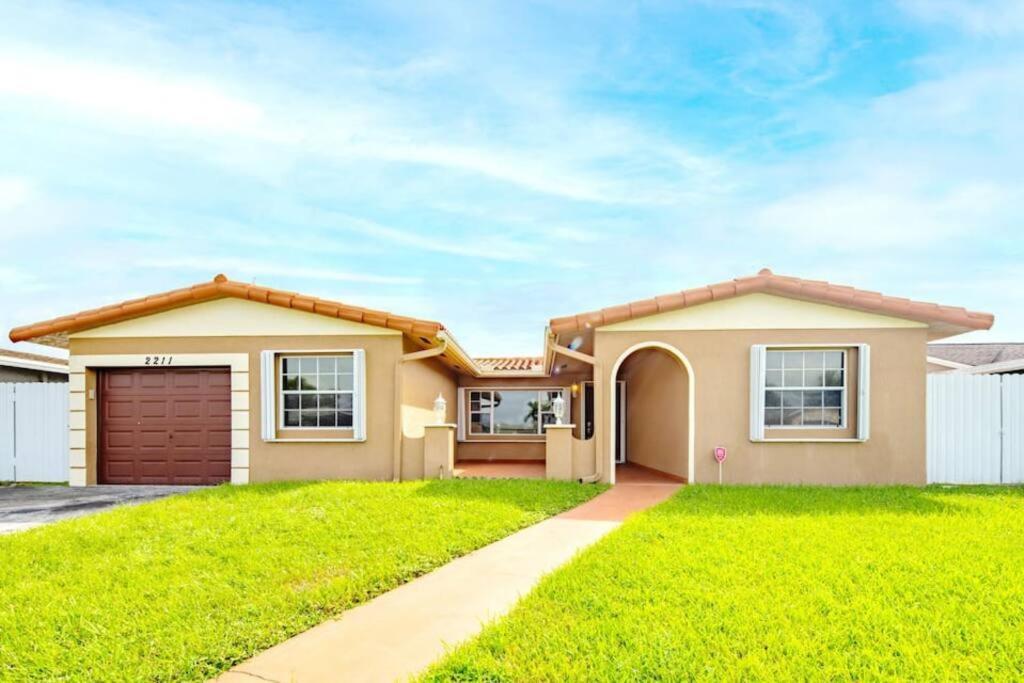 Stunning Lake-Front Villa With Pool & Spa Pembroke Pines Exterior photo