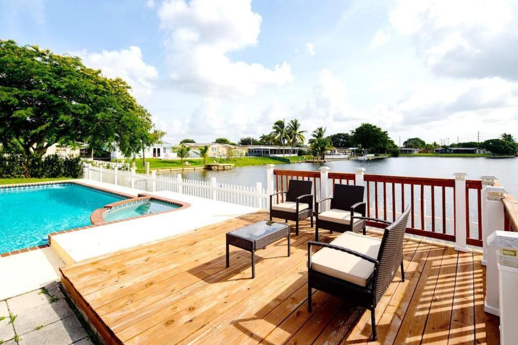 Stunning Lake-Front Villa With Pool & Spa Pembroke Pines Exterior photo