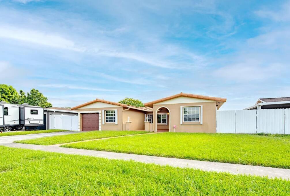 Stunning Lake-Front Villa With Pool & Spa Pembroke Pines Exterior photo